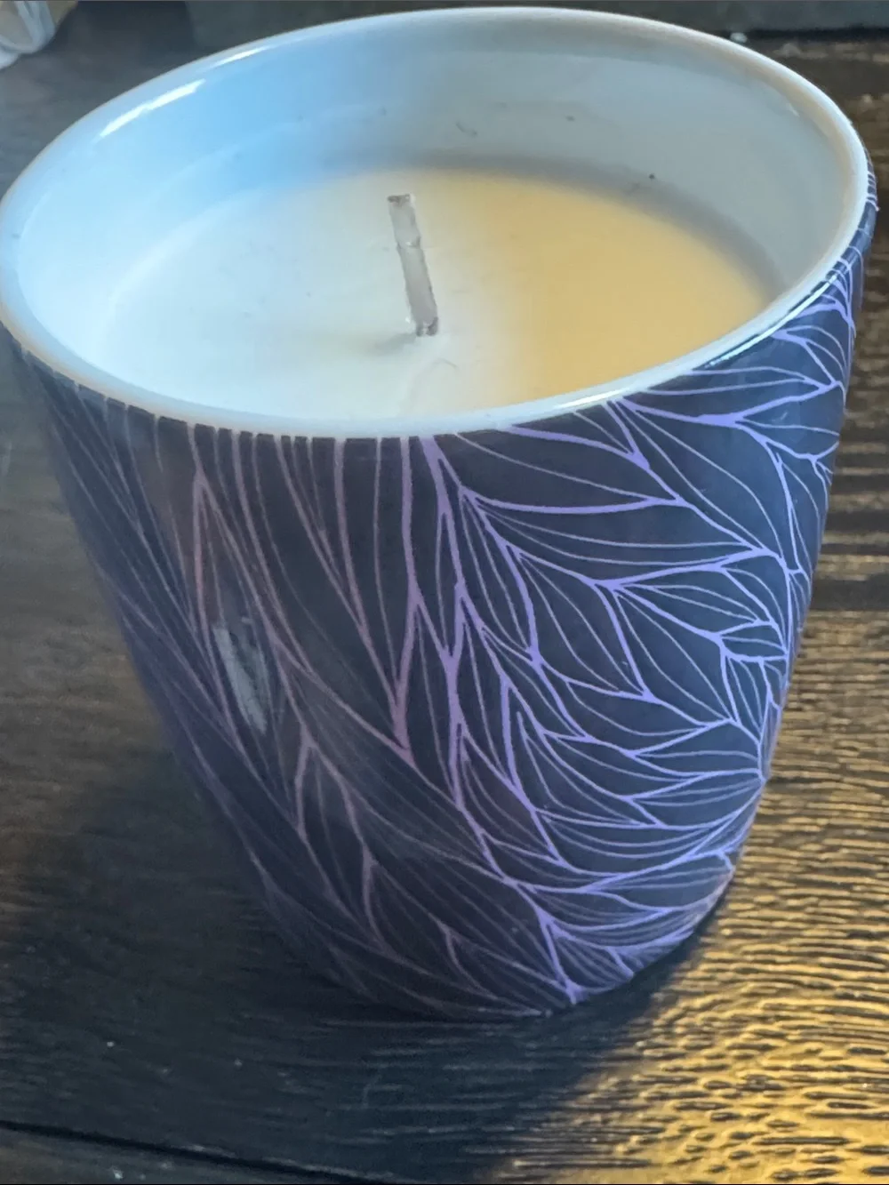 L'or de Seraphine luxury Purple and White Leaf-Patterned Candle